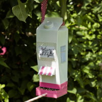 Upcycling DIY Vogelhäuschen aus Milchkarton