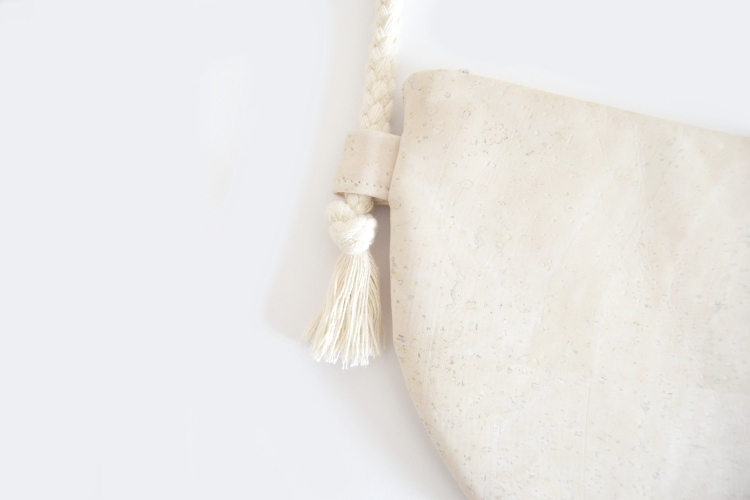 Halbmond Tasche nähen Schnittmuster DIY MODE kleine Handtasche aus Kork selber machen runde Moonbag 5