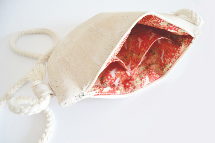 Halbmond Tasche nähen Schnittmuster DIY MODE kleine Handtasche aus Kork selber machen runde Moonbag