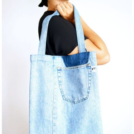 Einkaufstasche nähen gratis Schnittmuster kostenlos Tasche Shopper Betuel Jutebeutel Upcycling Idee Nähidee aus Jeans Delali DIY MODE